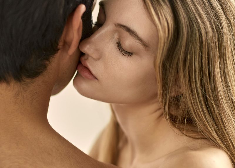 Intymna sytuacja pomiędzy mężczyzną uzależnionym od seksu a kobietą.